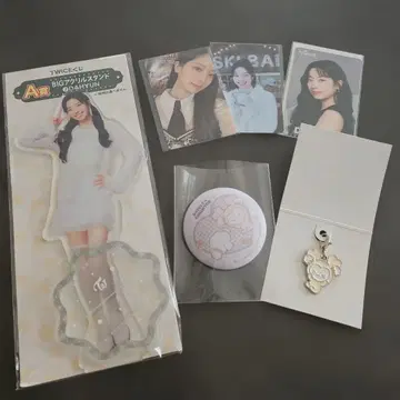 TWICE 다현 아크릴 스탠드 트레이딩 카드 산리오 콜라보 캔 배지 키링