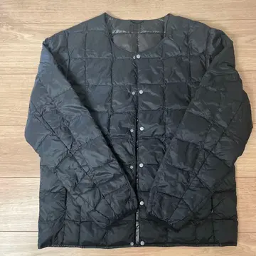 새상품급 taion 베이직 크루넥 버튼 이너다운 블랙 타이온