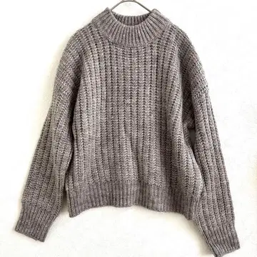 새상품급 지나시스 하이넥 니트 스웨터 베이지 계열 무지 심플