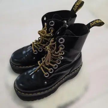 새상품급 Dr. Martens JADON MAX 8홀