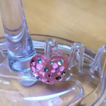 하트 모양 스톤이 달린 핑크 반지