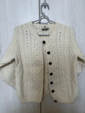 CARRAIGDONN 아이보리 케이블 니트 가디건