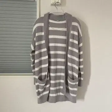 그레이와 화이트 스트라이프 가디건