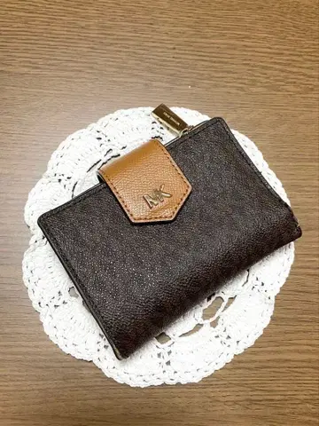마이클코어스 Michael Kors 이단 접이식 지갑 브라운