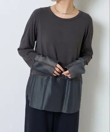 [택 포함 새상품] 밑단 시어 아론T 다크 그레이 긴팔 상의 이소재 절개
