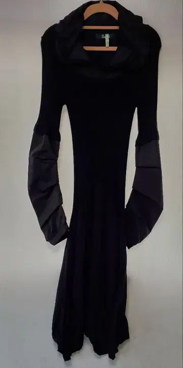 블랙 플레어 소매 무릎 기장 원피스