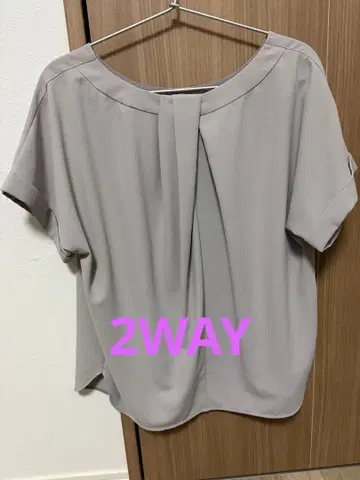 그레이 백 플리츠 반팔 상의