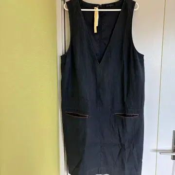 23구 V넥 슬리브리스 원피스