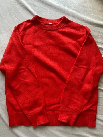 빨간색 긴팔 크루넥 스웨터