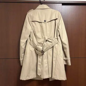 베이지 더블 브레스트 트렌치코트