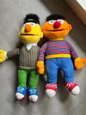 KAWS UNIQLO 세서미 스트릿 봉제 인형 버트 어니 2체 세트