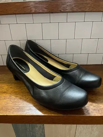 마레마레 블랙 펌프스 로우힐 25cm