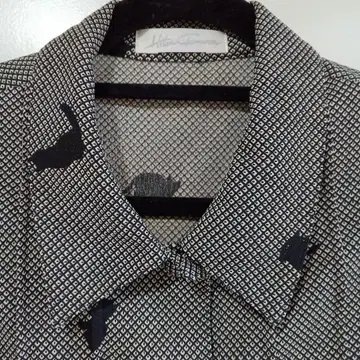 고양이 실루엣의 무릎 기장 원피스 7부 소매