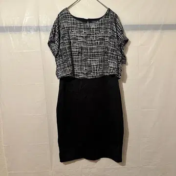 새상품급 cocoomo 반팔 무릎 기장 원피스 블랙/화이트 디자인 원피스