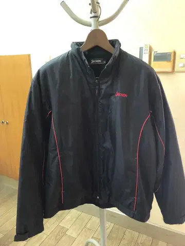 Srixon 블랙 자켓 빨간색 악센트 사이즈 L