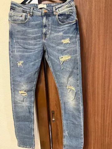 ZARA 데미지 가공 라이트 블루 슬림핏 데님 팬츠