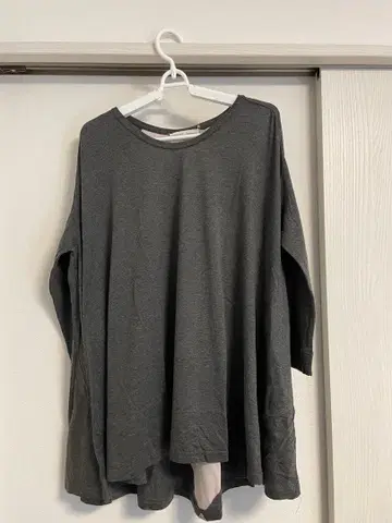 [클리닝 완료] 비어즐리 백 프린트 스카프 패턴 그레이 7부 소매 상의