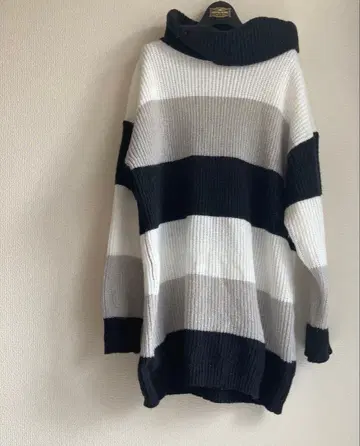 터틀넥 니트 쉬인 새상품 긴팔 L 화이트 블랙 그레이 스트라이프 새상품급