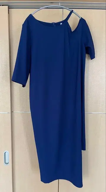 Womb 짙은 블루 오프숄더 반팔 원피스