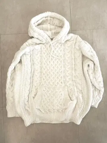 젤라또피케 포근포근 케이블 짜임 후드 부착 후드티 니트 화이트