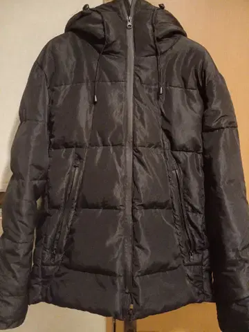 블랙 후드 부착 패딩 자켓