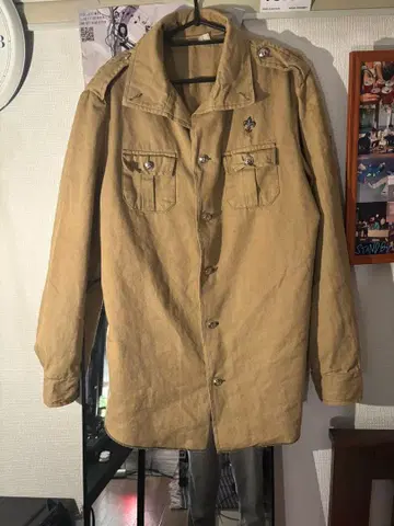 시크 스타일 베이지 긴팔 셔츠 플뢰르 드 리스 부착