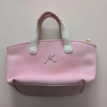 핑크 가죽 핸드백 로고 포함