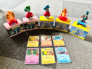 포켓몬 피규어와 카드 세트