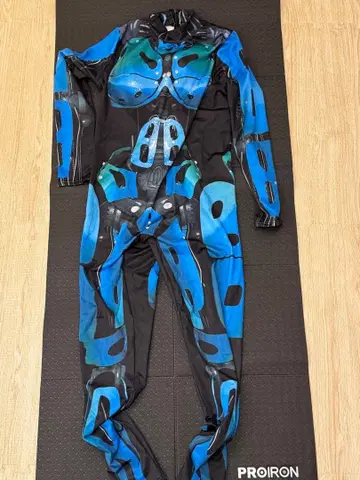 파랑과 블랙의 전신 수트