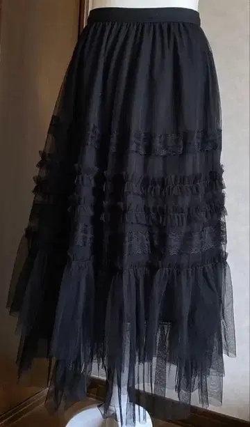 프릴 달린 블랙 튤 플레어 스커트