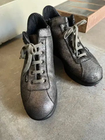 agile 메탈릭 그레이 하이컷 스니커즈