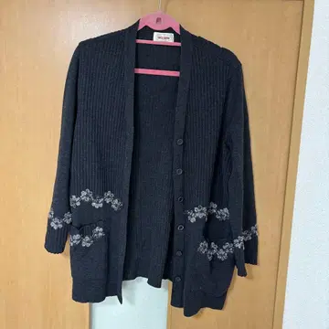 다크 그레이 꽃무늬 자수 앙상블