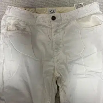 C.P.COMPANY 화이트 팬츠 사이즈 46