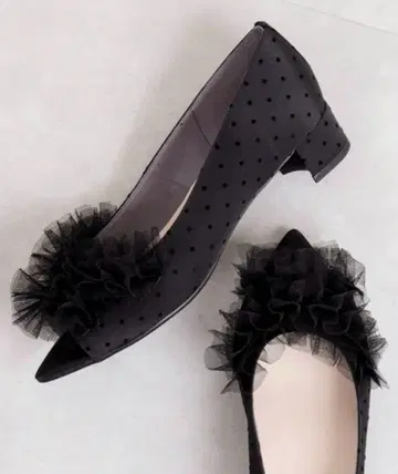 artemis by DIANA 도트 튤 프릴 오픈토 펌프스