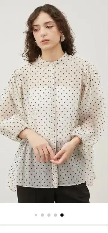 미라 오웬 화이트 블랙 도트 긴팔 셔츠