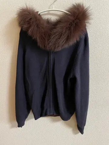 퍼 달린 다크 네이비 후드티