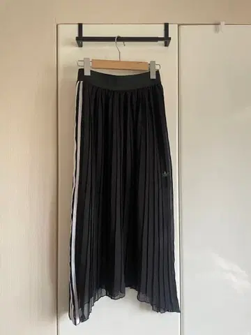 adidas 플리츠 롱 스커트 블랙
