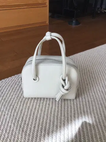 VASIC 화이트 가죽 핸드백 매듭 포함