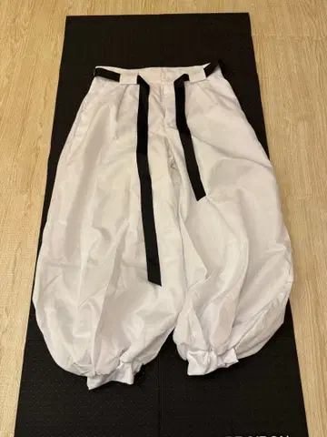 화이트 벌룬 팬츠 S 사이즈 블랙 리본 포함