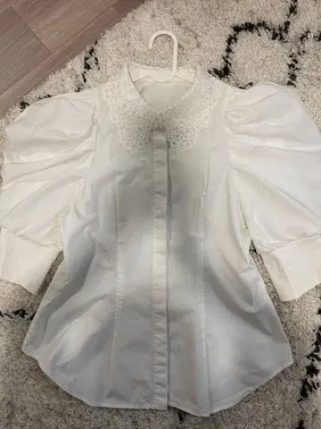 SNIDEL 프릴 옷깃 퍼프 슬리브 셔츠