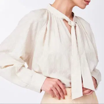 스터닝 루어 코튼 자카드 블라우스 라이트 베이지