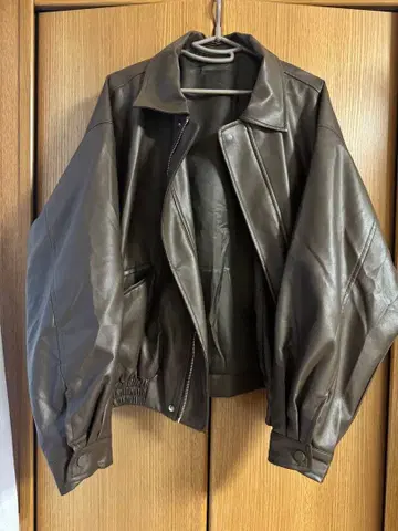 다크 브라운 가죽 자켓