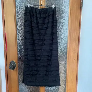 프릴 디자인 블랙 타이트 스커트