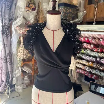 alice auaa 깃털 부착 티셔츠