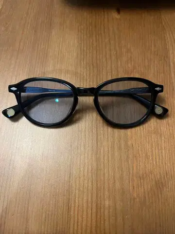 TAKEO KIKUCHI 블랙 크라운 안경 케이스 포함