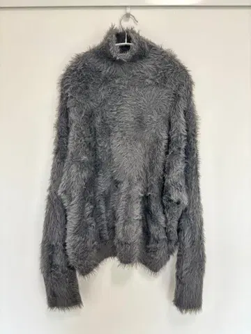 퍼 소재 그레이 터틀넥 스웨터