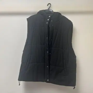 CHIP CLIP 블랙 다운 베스트 후드 부착