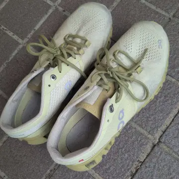 On Cloudstratus 러닝화 크림/올리브