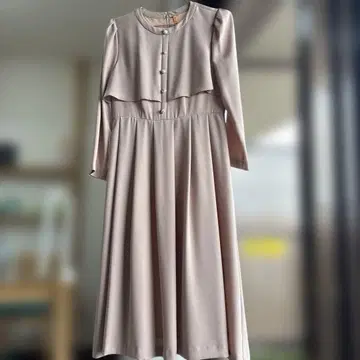 펄 장식 베이지 플레어 드레스 긴팔 프론트 버튼