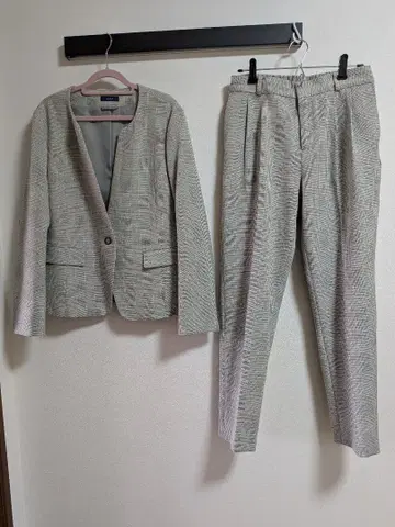 체크 무늬 자켓과 팬츠 셋업